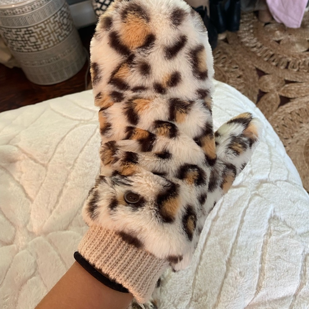 LEOPARD FURRY MITTENS <3